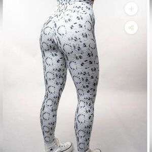 Til You Collapse Effortless Scrunch Leggings White Cobra Large snakeskin